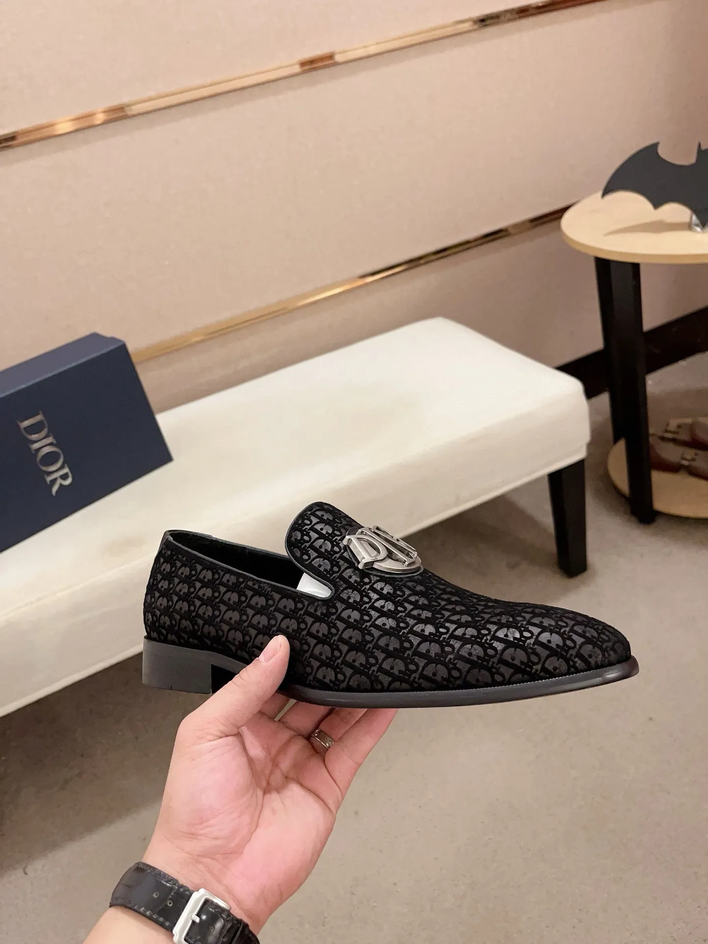 Factory price: 270 men's shoes 💰 High-end version of Dior Dior's new series. Famous actors and Internet celebrities wear super popular designs. They are designed with the sculptures of French artist Niki de Saint Phalle as rings. Material: Fabric: imported original material. Foot pads: cowhide. Outsole: Rubber outsole. Men's shoe size: 38~44. Can be customized to size 45.